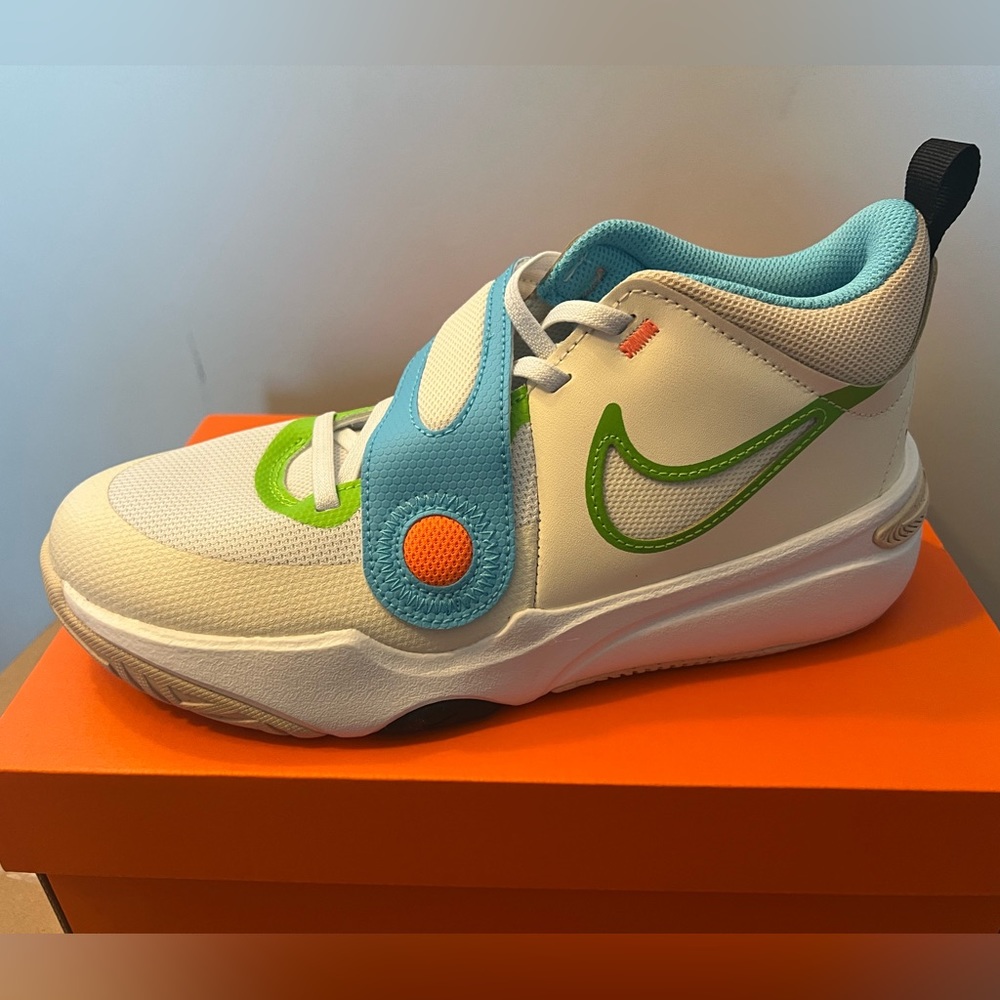 Nike shoes, only one pair